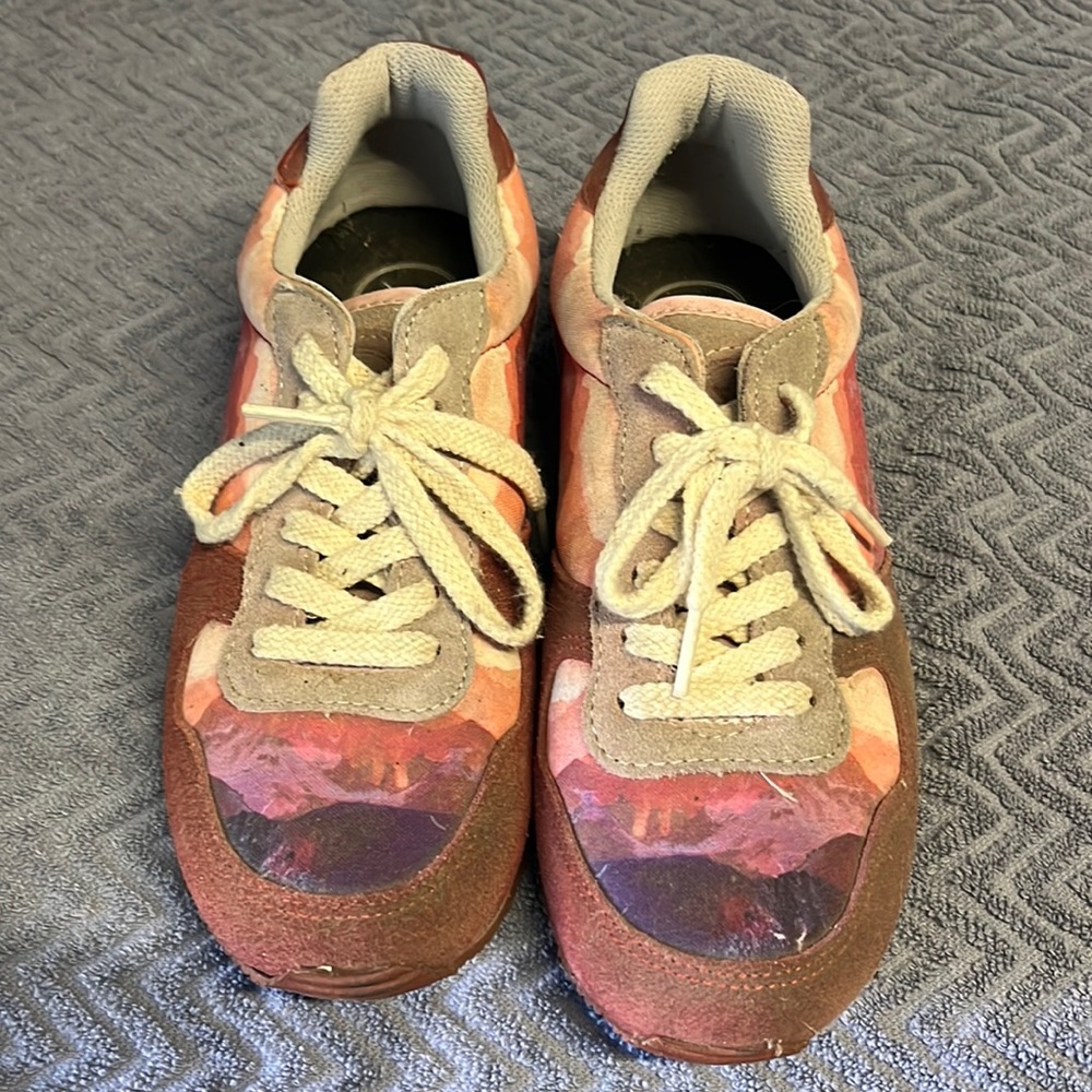 Inkkas vintage style women’s sneakers mountain pattern size 8